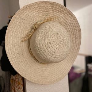 A cute floppy hat , perfect for a fun beach day!